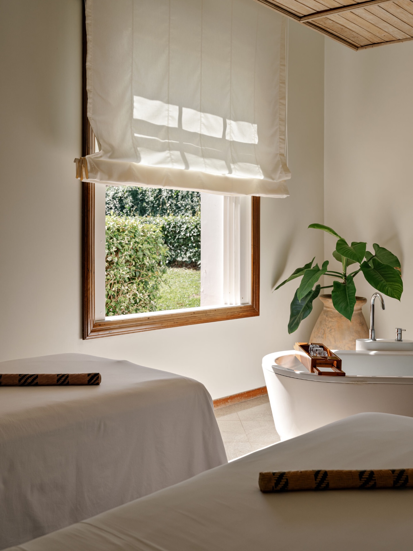 Spa treatment room with garden view at Belmond